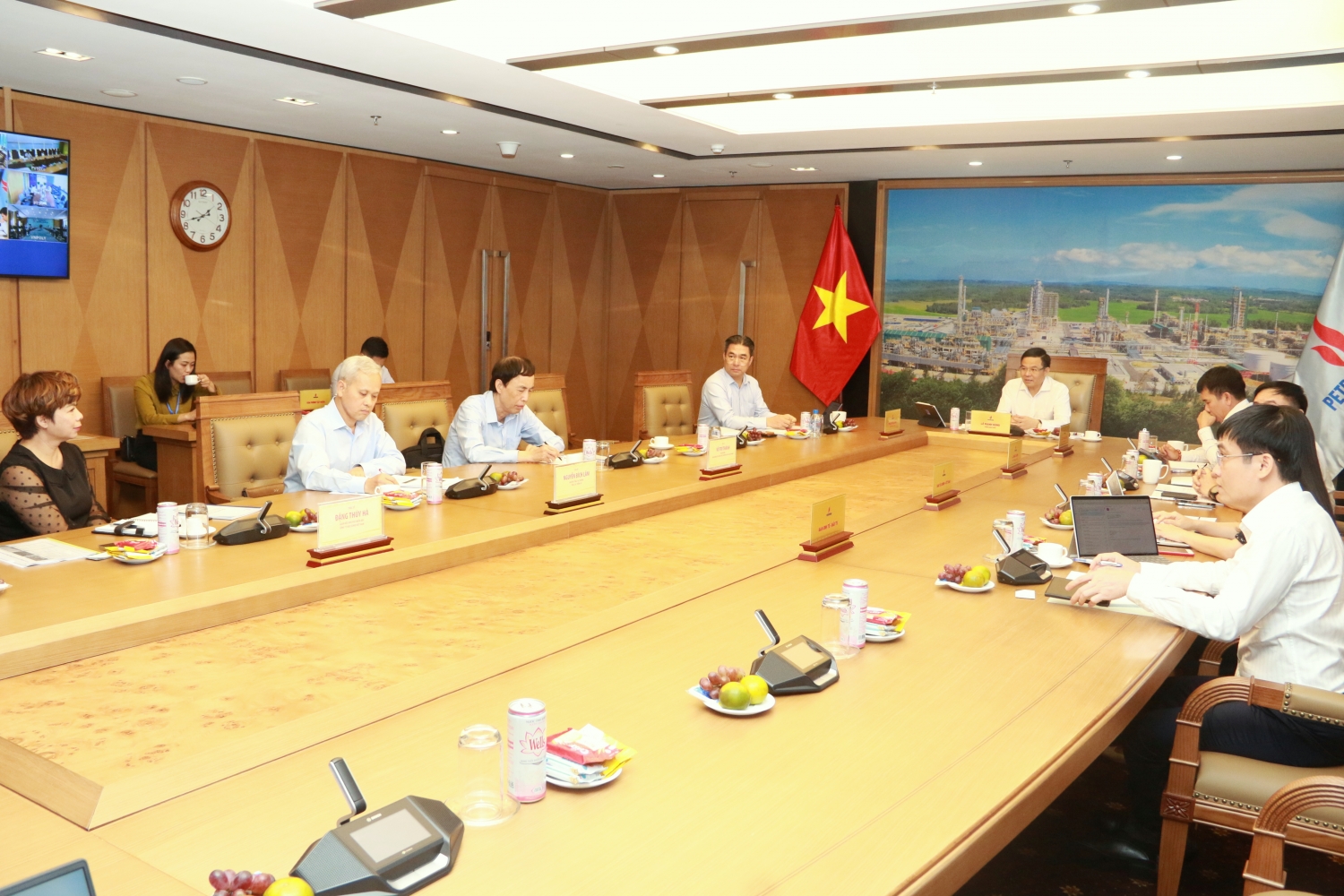 Biến động thị trường và các giải pháp tăng cường hiệu quả sản xuất kinh doanh của Petrovietnam