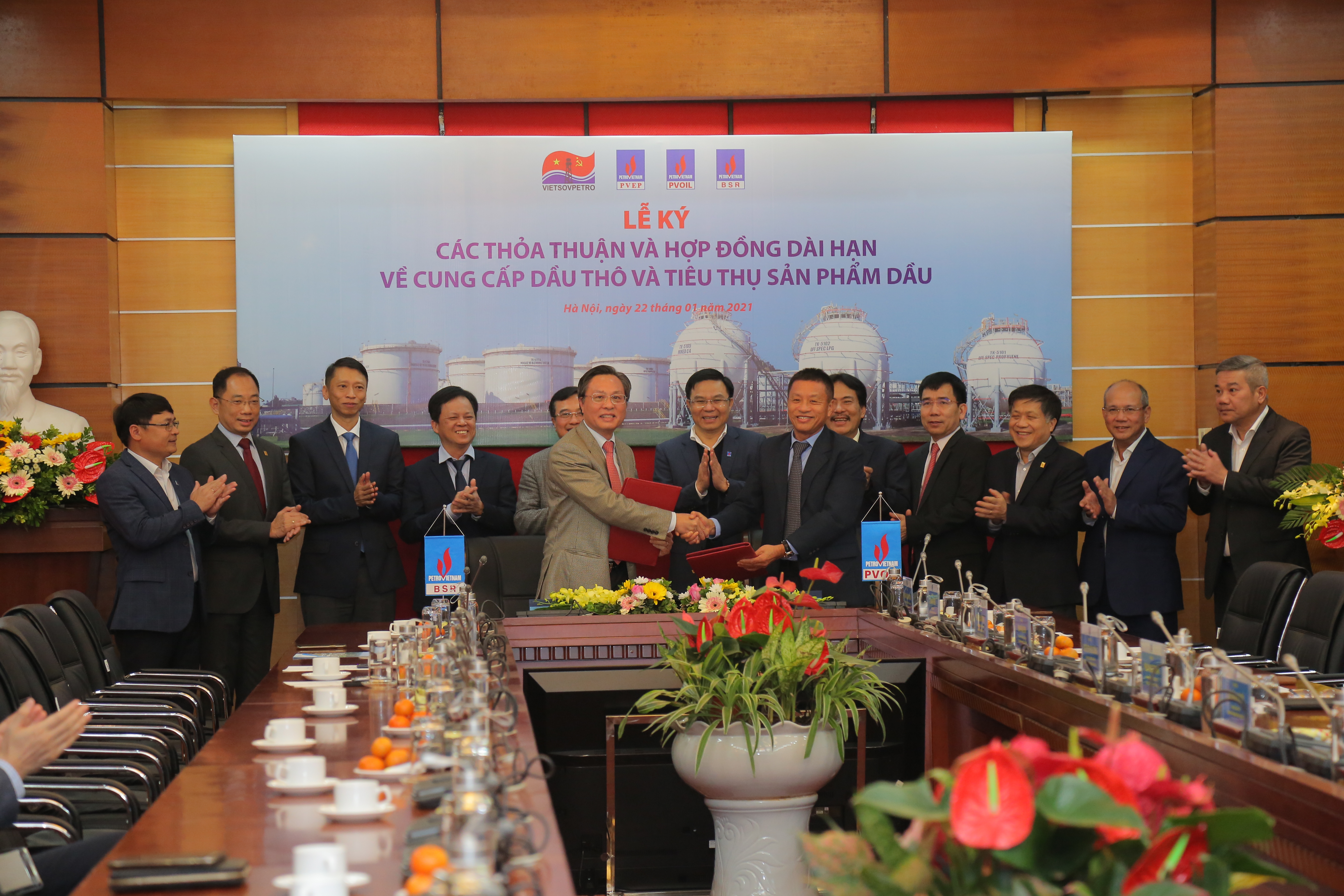 PVOIL và các đơn vị thành viên Tập đoàn Dầu khí Việt Nam ký các thỏa thuận và hợp đồng dài hạn về cung cấp dầu thô và tiêu thụ sản phẩm dầu