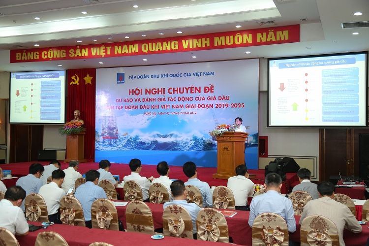 Petrovietnam organizes conference on oil price change and impact estimation