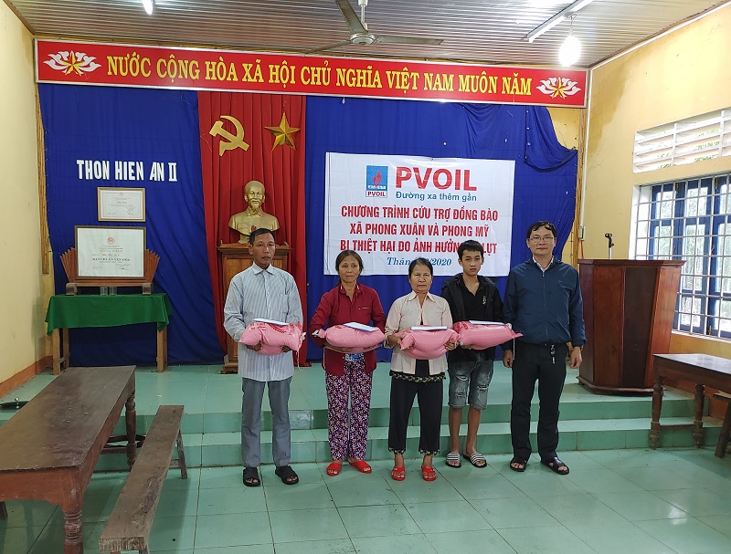 Hướng về Miền Trung thương yêu: PVOIL mang quà đến với đồng bào vùng lũ