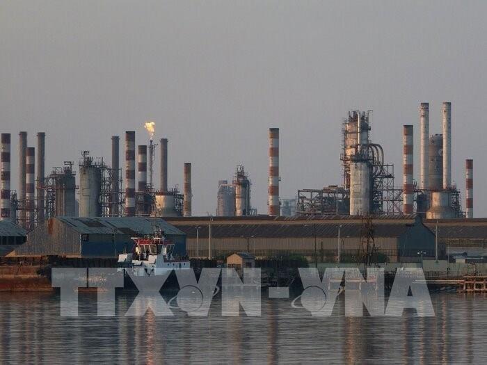 Giá dầu vượt ngưỡng 100 USD/thùng vì căng thẳng eo biển Hormuz